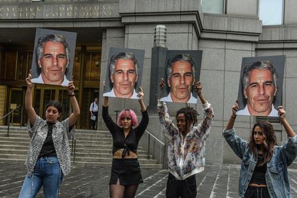 Missbrauchsskandal: A protest group called "Hot Mess" hold up signs of Jeffrey Epstein in front of the Federal courthouse on July 8, 2019 in New York City. According to reports, Epstein will be charged with one count of sex trafficking of minors and one count of conspiracy to engage in sex trafficking of minors.