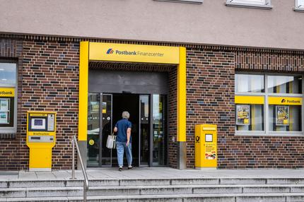 Finanzaufsicht: Ein Postbank Finanzcenter in Göppingen