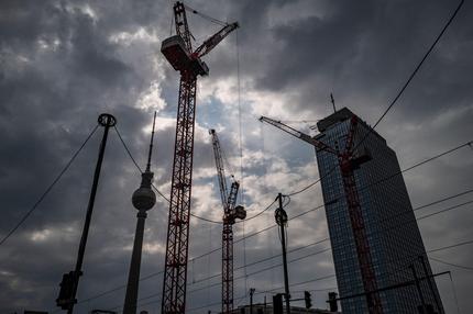 Wirtschaftswachstum: Cranes operate at a building site next to the landmark Park Inn hotel at Berlin's Alexanderplatz on August 25, 2023. The 130-metre-high skyscraper is expected to be completed in 2026. (Photo by John MACDOUGALL / AFP) (Photo by JOHN MACDOUGALL/AFP via Getty Images)