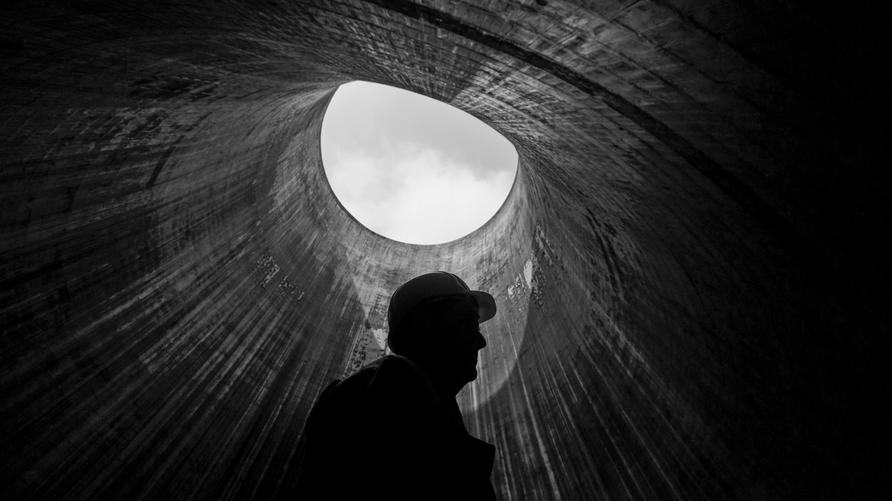 Atomkraft in Tschechien: An employee inspects the interior of a cooling tower during a planned outage at the Dukovany nuclear power plant operated by CEZ AS in Dukovany, Czech Republic, on Sunday, April 6, 2014. CEZ AS, the largest Czech power producer, sees potential for two new reactors at its Dukovany nuclear complex once the current four units are retired in 2035. Photographer: Martin Divisek/Bloomberg via Getty Images