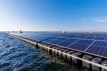 Bundesverfassungsgericht: Schmimmende Solaranlage auf dem Cottbuser Ostsee DEU/Deutschland/Brandenburg/Cottbus, 17.10.2024, Floating-PV auf dem Cottbuser Ostsee, das Energieunternehmen LEAG errichtet auf dem kuenftigen Cottbuser Ostsee ehemals Tagebau Cottbus-Nord Deutschlands groesste schwimmende Solaranlage. Die Photovoltaik-Anlage hat eine Flaeche von 16 Hektar und besteht aus ca. 51.000 Solarmodulen, die auf Schwimmkoerpern Pontons montiert sind. Die fertige FPV-Anlage soll eine Leistung von 29 MW haben. Die schwimmende Solaranlage ist Teil der LEAG GigawattFactory. *** Floating solar plant on the Cottbuser Ostsee DEU Germany Brandenburg Cottbus, 17 10 2024, Floating PV on the Cottbuser Ostsee, the energy company LEAG is building Germanys largest floating so AF_FPV_CBOstsee_43791.jpeg