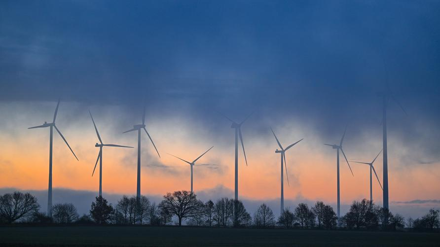 Dunkelflaute: Der Morgenhimmel leuchtet über dem Windenergiepark «Odervorland», während Nebel und dichte Wolken über die Landschaft ziehen. Zum Ende der Woche wird es bedeckt und milder in Berlin und Brandenburg. (zu dpa: «Viele Wolken am Wochenende in Berlin und Brandenburg») +++ dpa-Bildfunk +++