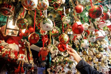 Ifo Institut: Weihnachtsschmuck steht an einem Stand auf dem Nürnberger Christkindlesmarkt zum Verkauf aus. Der Christkindlesmarkt wird am Nachmittag offiziell eröffnet. Der Markt gehört zu den ältesten Weihnachtsmärkten Deutschlands. Der Weihnachtsmarkt wurde 1628 erstmals erwähnt, seine Wurzeln reichen vermutlich noch weiter zurück. Jedes Jahr kommen Hunderttausende Besucherinnen und Besucher aus dem In- und Ausland. 
29/11/2024