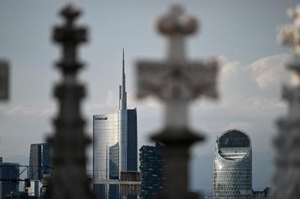 Bankensektor: Milan's skyline with the Unicredit Tower is seen from the terrace of Duomo Cathedral in Milan, on July 6, 2023. (Photo by GABRIEL BOUYS / AFP) (Photo by GABRIEL BOUYS/AFP via Getty Images)