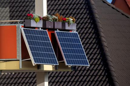 Solarstrom: Solarmodule für ein sogenanntes Balkonkraftwerk hängen an einem Balkon. Ab Dienstag können Bürger in Mecklenburg-Vorpommern Anträge auf Förderung von sogenannten steckerfertigen Balkon-Photovoltaik-Anlagen stellen. 07.11.2022