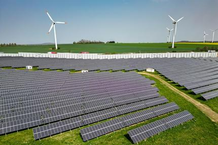 Energiewende: Mehrere Windkraftanlagen stehen hinter einem Solarpark. Leisnig , Sachsen  (Luftaufnahme mit Drohne) (zu dpa: «EU-Kommission: Nicht nur Preis beachten bei Auktionen für Erneuerbare») +++ dpa-Bildfunk +++ Jan Woitas