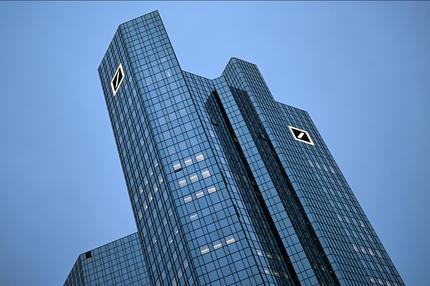 Rechtsstreit: Das Logo der Deutschen Bank leuchtet am Morgen an der Fassade der Unternehmenszentrale. Die Deutsche Bank hat 2023 unter dem Strich trotz besserer Geschäfte weniger verdient als ein Jahr zuvor. Die Deutsche Bank legt an diesem Donnerstag ihre Bilanz für 2023 vor.