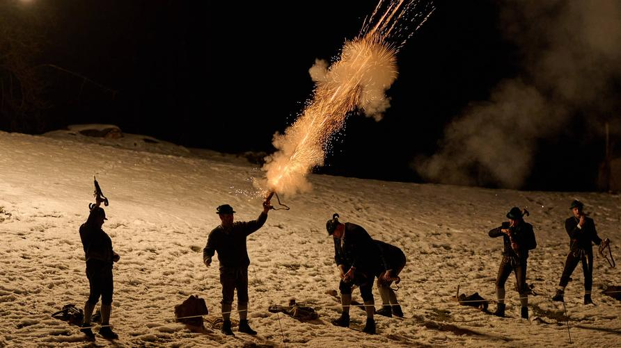 Luftverschmutzung an Silvester: Weihnachts- und Neujahrschieﬂen der Weihnachtsch¸tzen des Berchtesgadener Landes - 01.01.2025

Bischofswiesen-Strub, Deutschland 01. Januar 2025: Im Bild: Tradition zu Silvester im Berchtesgadener Land ist das Weihnachts- und Neujahrschieﬂen der Weihnachtsch¸tzen. Krennlehen Bayern