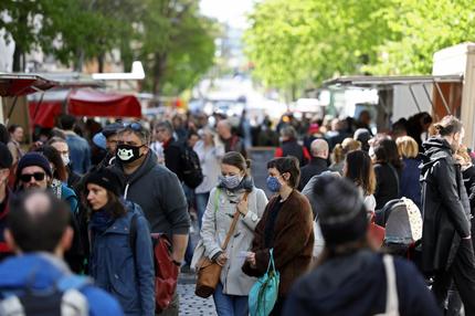 Herdenimmunität: Menschen kaufen auf einem Wochenmarkt in Berlin ein.