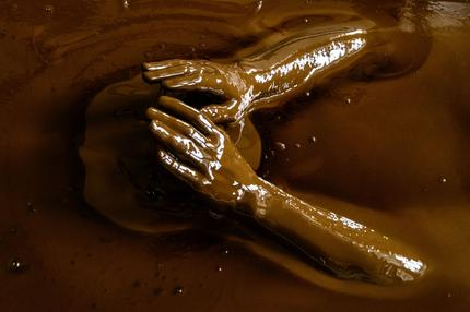 Erdölindustrie in Aserbaidschan: A man bathes in a tub filled with Naftalan crude oil during a treatment session at Sehirli Naftalan Health Center, some 300 kilometres (186 miles) from capital Baku, on March 21, 2019. - Immersed up to her neck in crude oil, a Russian woman suffering from joint disease smiles in delight, confident that the treatment at a spa in northwestern Azerbaijan will cure her painful condition. (Photo by Mladen ANTONOV / AFP) (Photo by MLADEN ANTONOV/AFP via Getty Images)