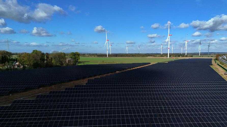 Erneuerbare Energie: Eine Luftaufnahme zeigt einen Solarpark, der von der Firma „F&S solar service“ in der Nähe von Erftstadt, Westdeutschland, am 22. Oktober 2024 gebaut wird. Die Photovoltaikanlage wird auf einer Fläche von rund 16 Hektar errichtet und besteht aus mehr als 28.000 Modulen mit einer Leistung von 16,4 Megawatt (MW).