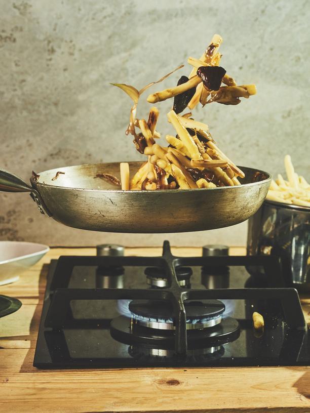 Pasta alla Carbonara: Pasta mit Spargel und Shiitake-Pilzen