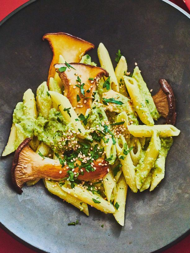 Penne mit Kräuterseitling-Sesam-Pesto: Penne mit Sesam, Kräuterseitlingen – und einem Pesto, über das sich auch die Nachbarn freuen