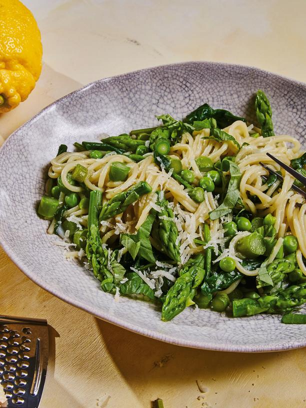 Spaghetti mit Spargel, Erbsen und Spinat: Pasta mit Frühlingsgefühlen