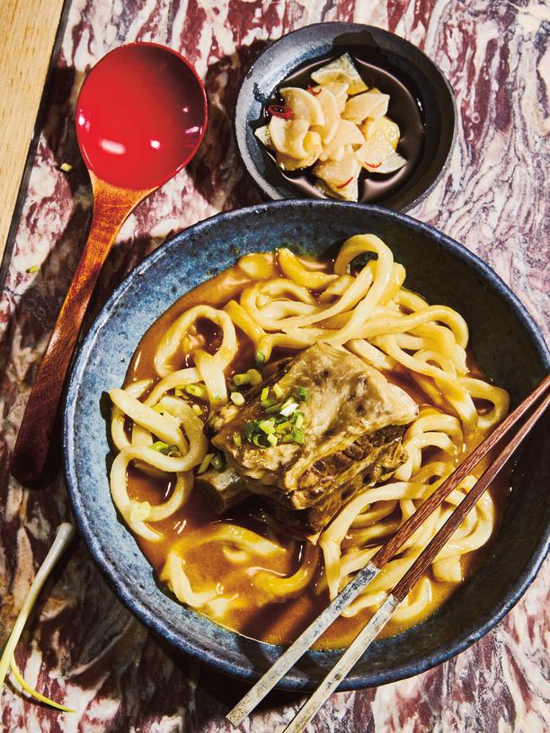 Rinderrippchen-Udon-Curry: Zart geschmorte Rinderrippchen mit Udon-Nudeln  aus dem japanischen Nudellokal Koya