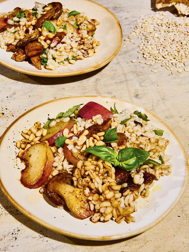 Gerstengraupensalat mit Pilzen und Pfirsich: Für alle, die Salat wollen, aber Risotto lieben