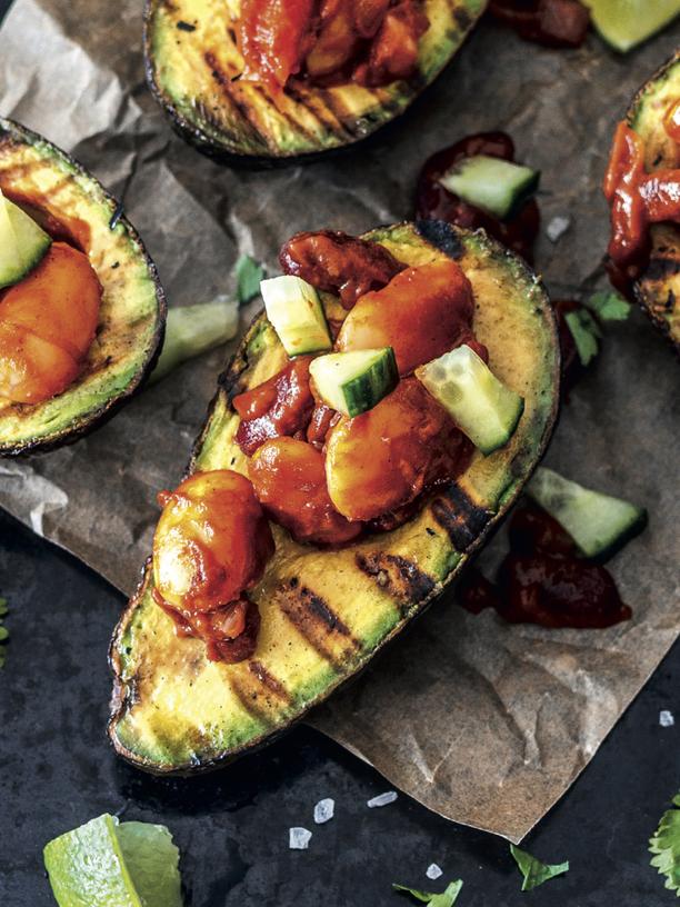 Vegan: Gegrille Avocados mit Bohnen in Bourbon-BBQ-Soße