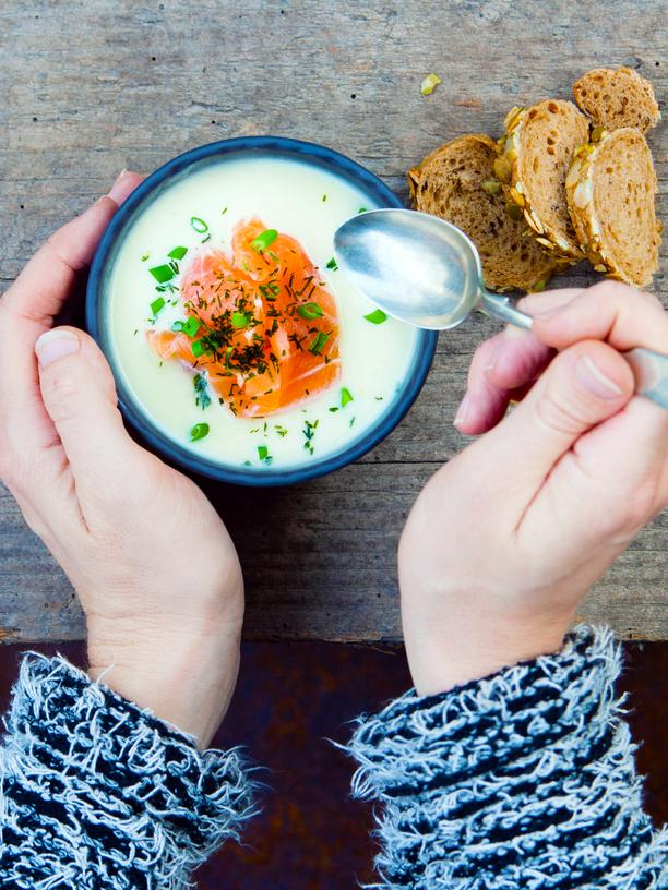 Brokkolisuppe mit Räucherlachs