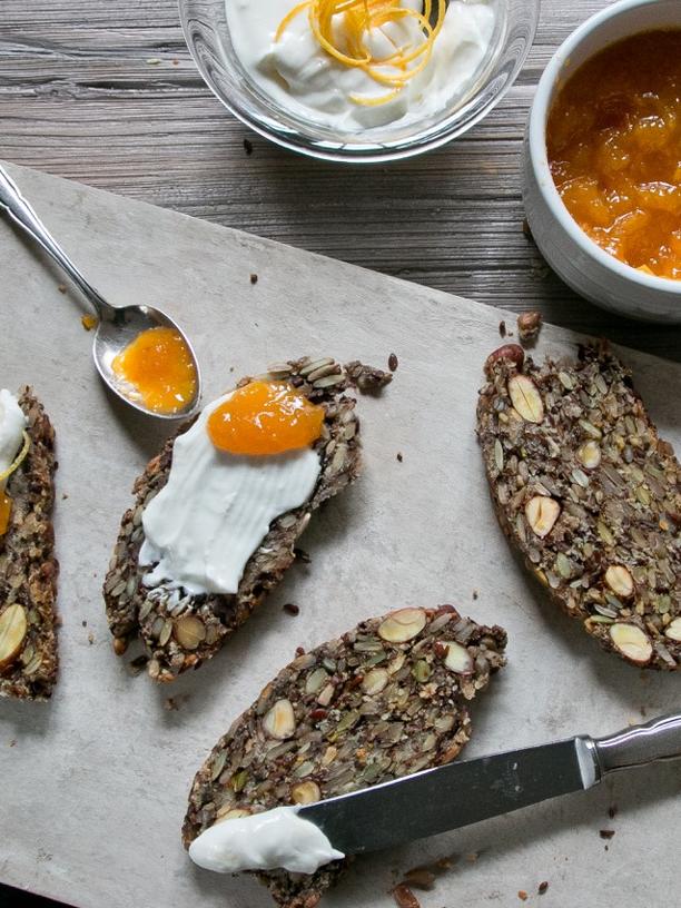 Nussbrot mit Kürbismarmelade: Nussbrot mit Kürbismarmelade