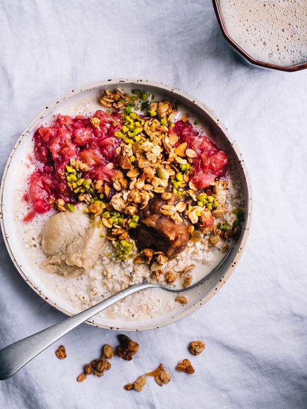 Müsli-Bowl mit Dattelkaramell: Vier Schüsseln fürs Volk