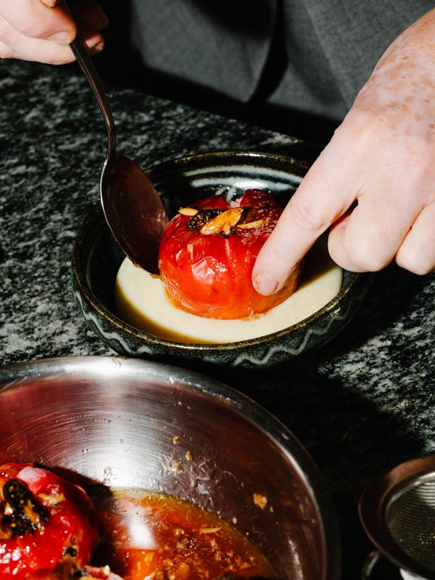 Bratapfel mit Vanillesoße: In diesen Apfel kommt nur echte Vanille