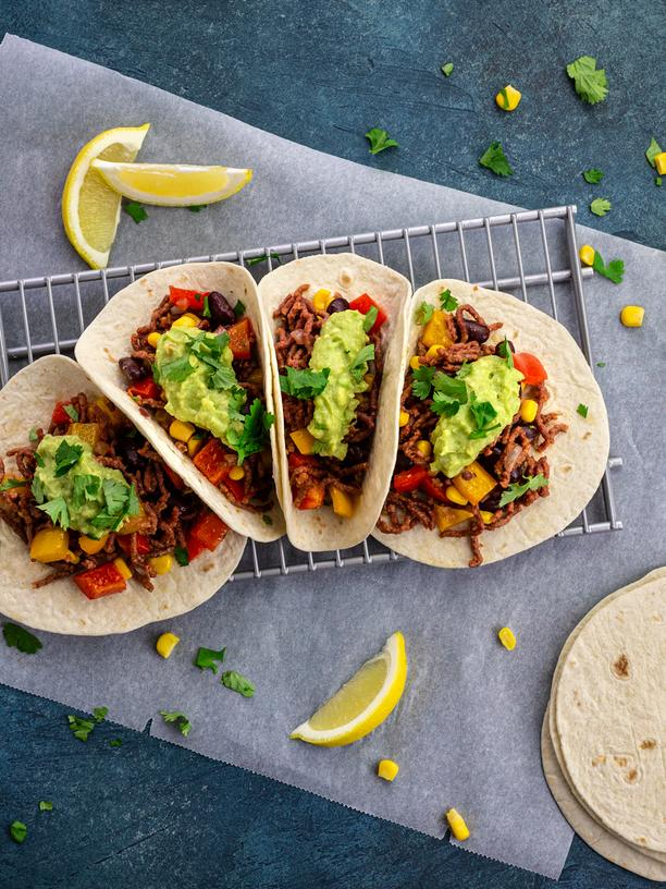 Vegane Tacos: Vegane Tacos mit Guacamole und Chili-"Kaese"-Sauce