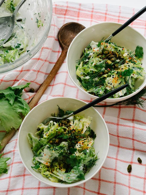 Eisbergsalat mit Joghurtdressing: Eisbergsalat mit Joghurtdressing