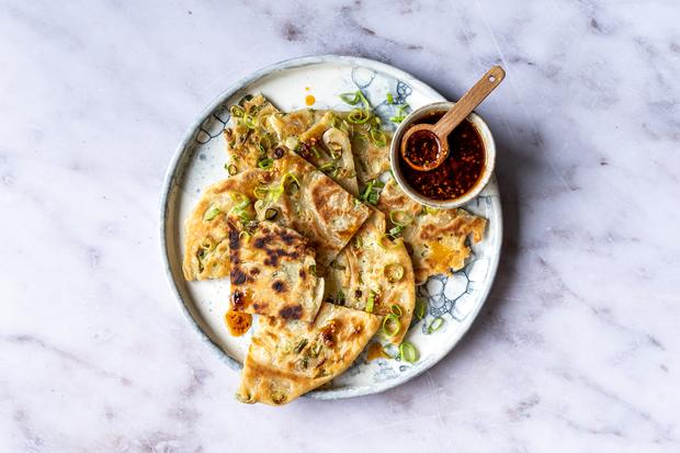 Chinesische Pfannkuchen: Chinesische Pfannkuchen mit Frühlingszwiebeln