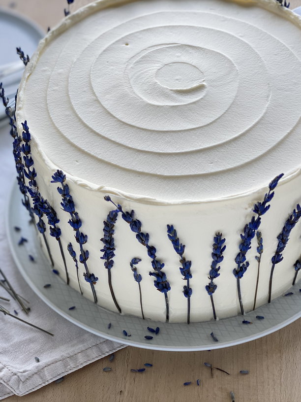 Lavendeltorte mit Blaubeeren: Lavendeltorte mit Buttercreme und Blaubeeren