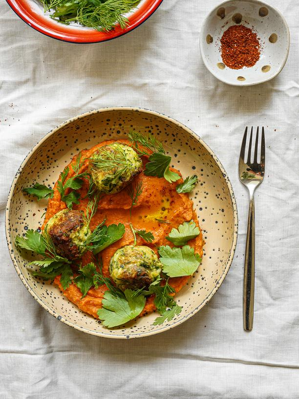 Zucchini-Köfte mit Harissa-Hummus: Köfte