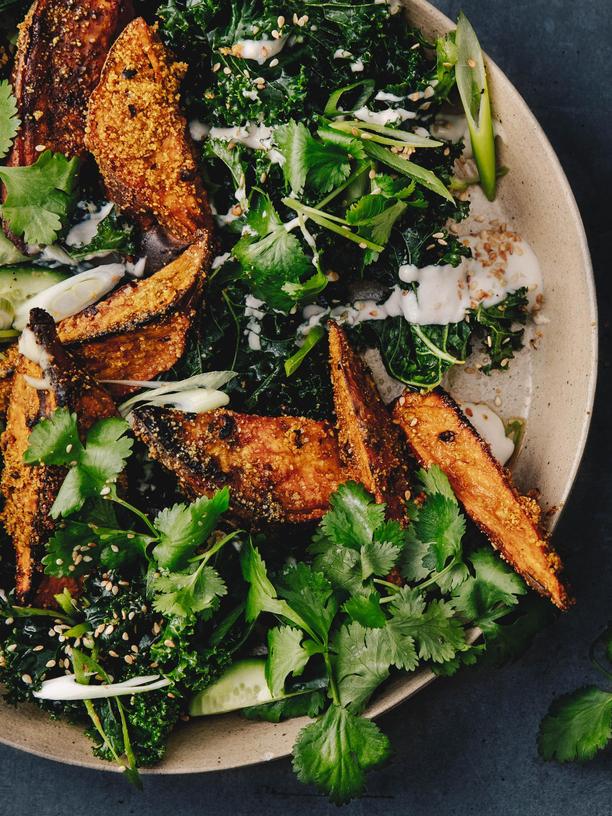 Süßkartoffelsalat mit Grünkohl und Tahini: Süßkartoffelsalat mit Grünkohl und Tahini