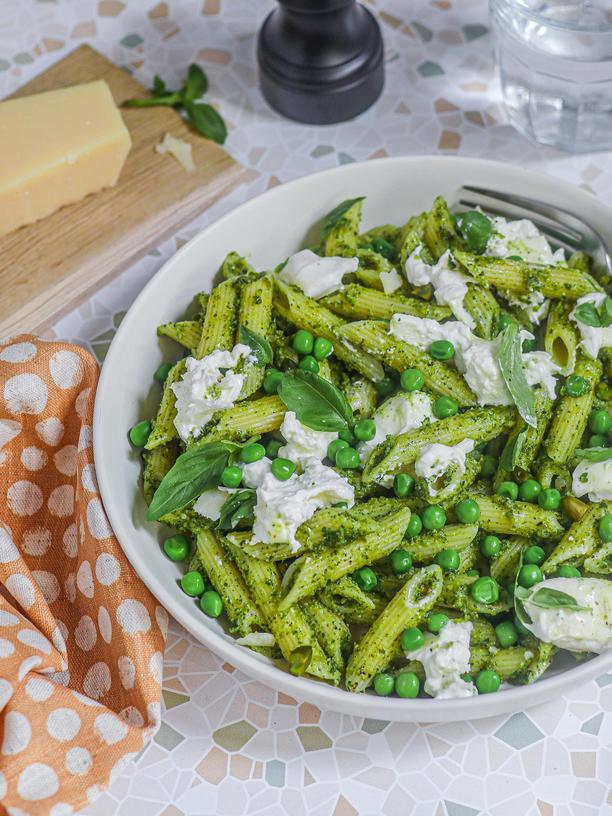 Pastasalat mit Pistazienpesto, Burrata und Erbsen: Ein Sommersalat, der glücklich macht