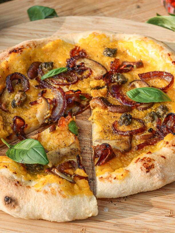 Vegane Pizza mit Kürbissoße: Vegane Pizza mit Kürbissoße