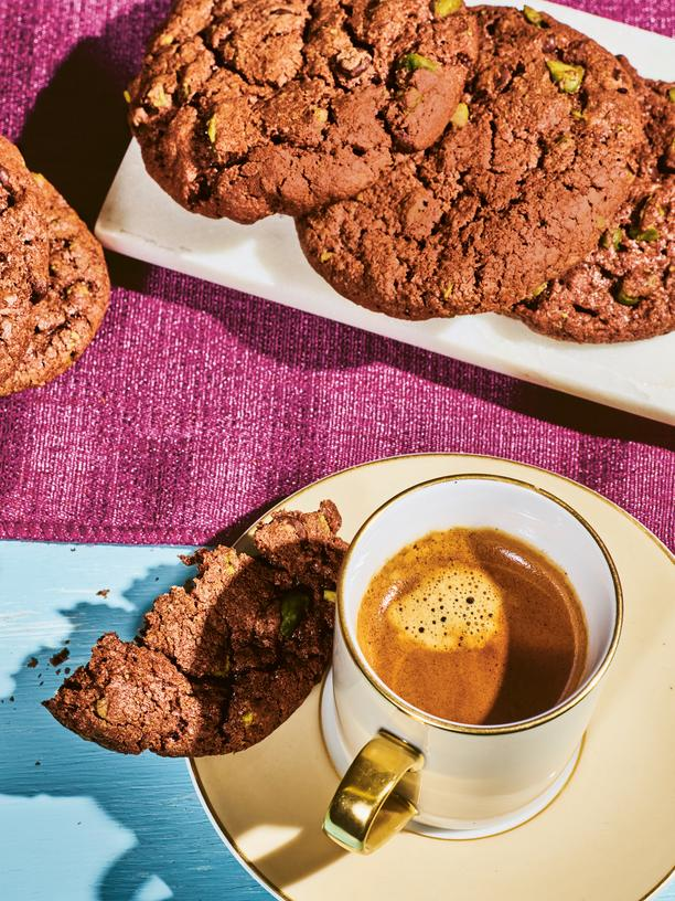 Schokolade: Zum Kaffee gehört etwas Süßes – warum nicht mal Schoko-Kekse mit köstlich-dekadenten Pistaziensplittern?