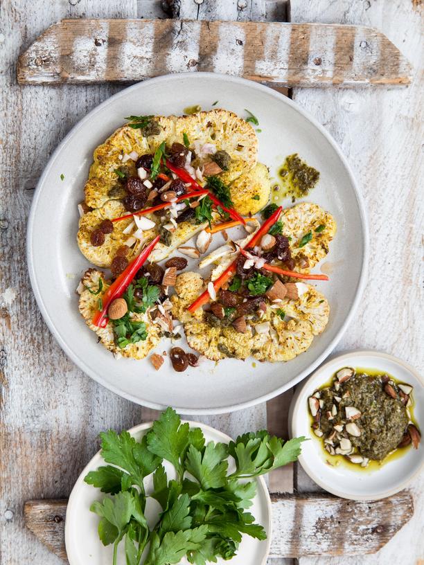 Curry-Blumenkohlsteaks: Kichererbsen-Shakshuka: Ein stimmungsaufhellendes veganes Hauptgericht, das perfekt zum Veganuary passt.