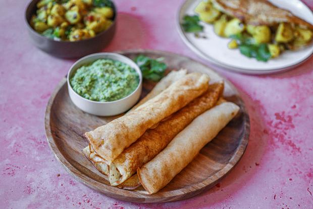 Reiscrêpes: Wem das schnelle Chutney nicht schnell genug geht, der kann die Crêpes auch einfach in cremigen Joghurt dippen.