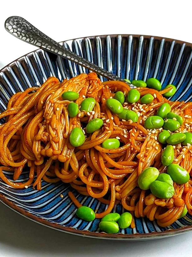 Butter-Gochujang-Spaghetti: Gochujang lässt sich unglaublich vielseitig einsetzen – so auch in dieser schnellen, extrem leckere Pastasoße, in der sich die Paste perfekt mit den mild-süßlichen Aromen von Butter ergänzt.