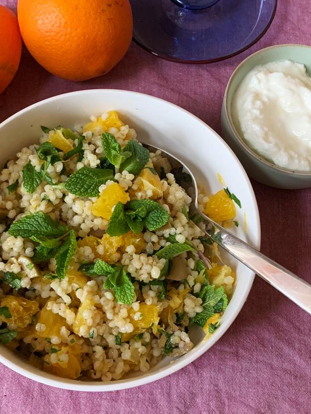 Gerösteter Graupensalat mit Orangen: Ein frischer Sommersalat mit Winterzutaten