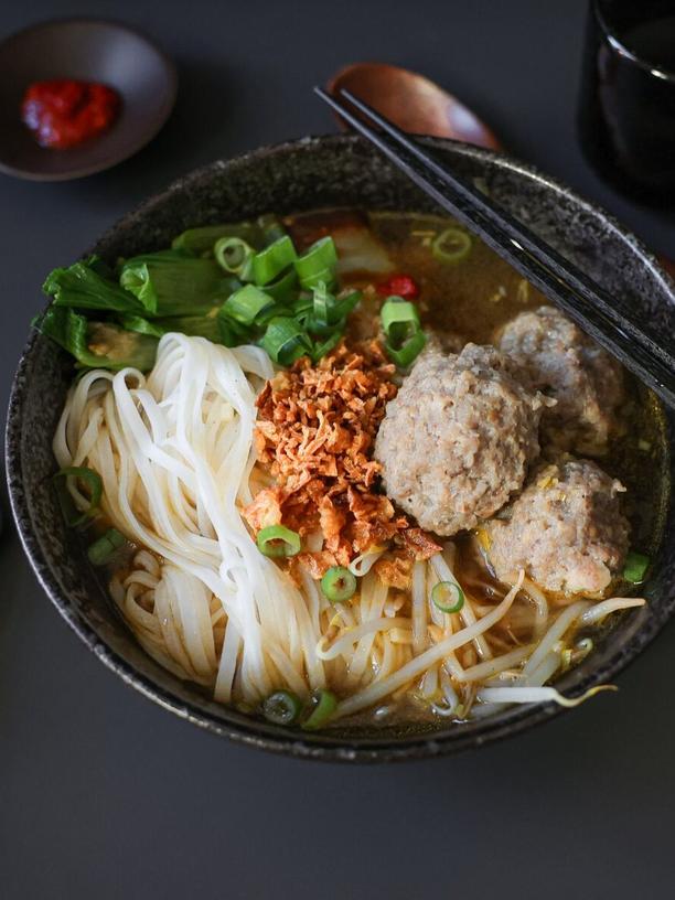 Indonesische Bakso mit Nudelsuppe: Nudeln im Bällebad