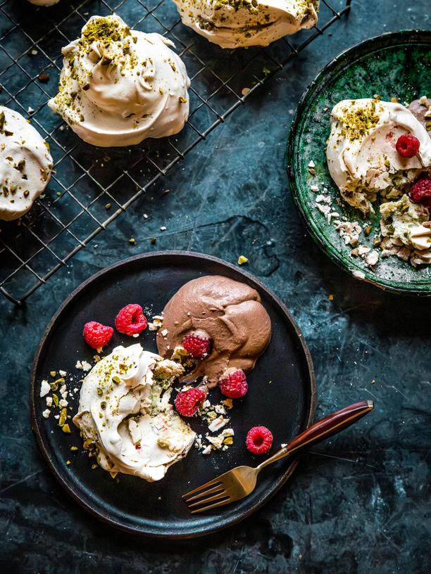 Pistazienbaiser: Pistazienbaiser mit dunkler Schokoladencreme und Himbeeren