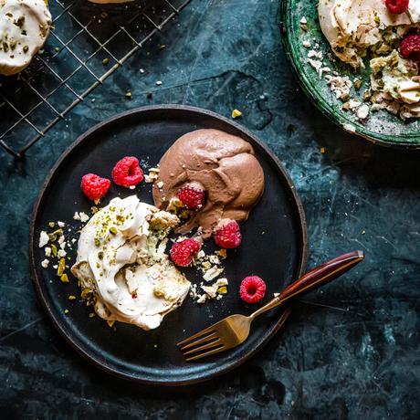 Pistazienbaiser: Pistazienbaiser mit dunkler Schokoladencreme und Himbeeren