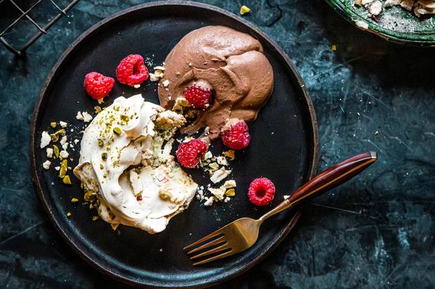 Pistazienbaiser: Pistazienbaiser mit dunkler Schokoladencreme und Himbeeren