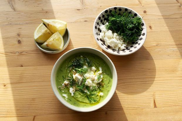 Erbsensuppe mit Feta und Zwiebeln: Wenn die Suppe so grün leuchtet, dann zählt nicht nur das Bauch-, sondern auch das Augengefühl.