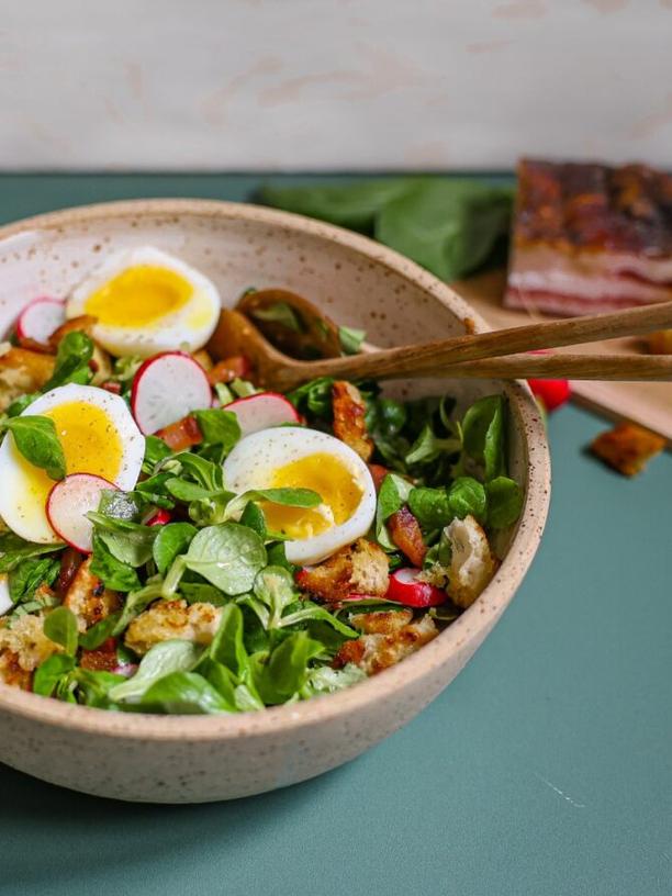 Feldsalat mit Radieschen, Eiern und Pancetta: Ein Salat, der satt macht