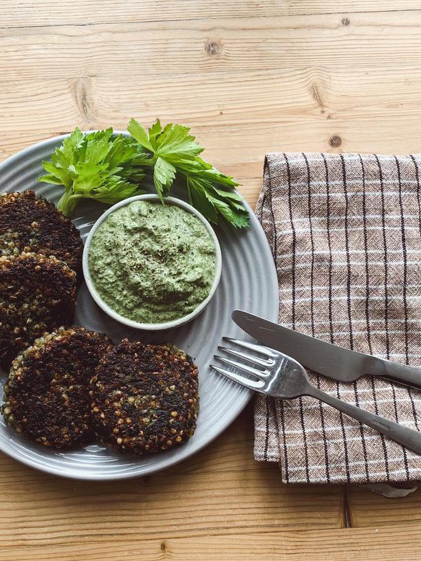 Buchweizenbratlinge mit grüner Tahini-Soße: Ein Bratling kommt selten allein