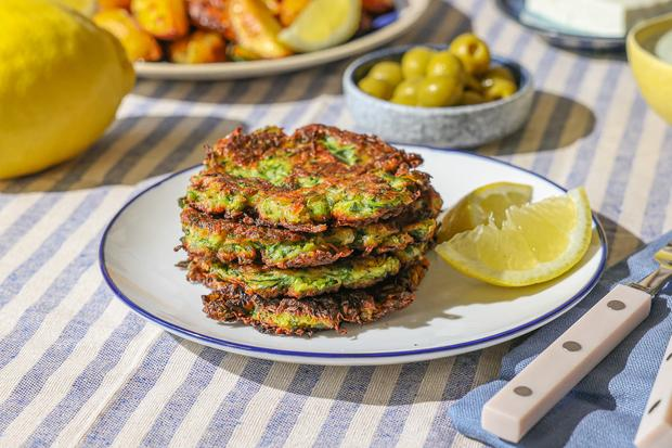 Zucchinipuffer: Zucchinipuffer auf Griechisch: Kolokithokeftedes.