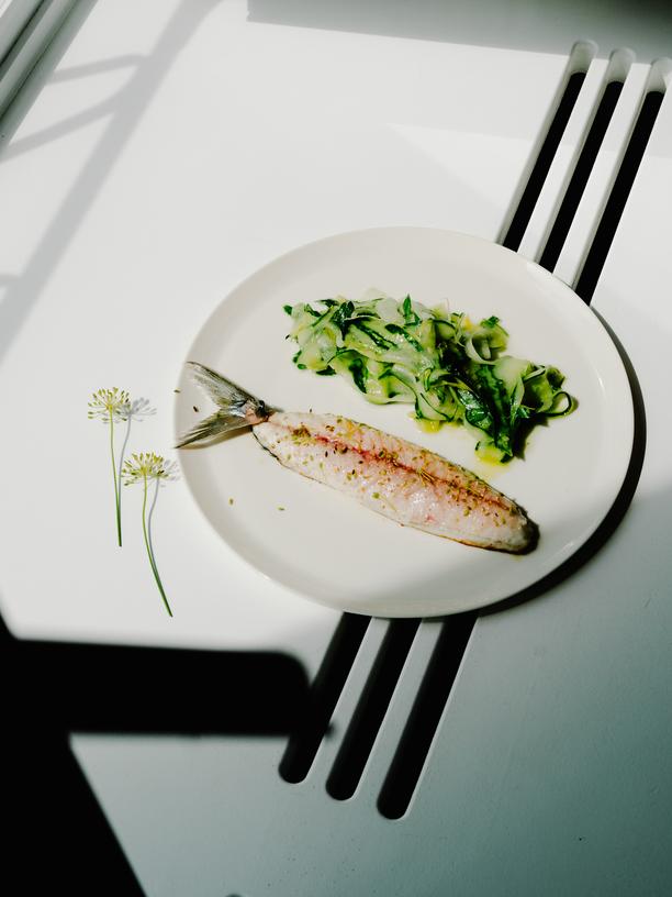 Makrele mit Gurkensalat: Einfacher Fisch + schlichter Salat = perfekter Sommerteller