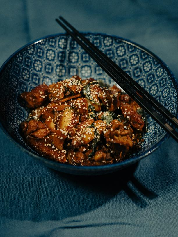 Drei-Tassen-Hühnchen: Sissi Chen kocht, fotografiert am 16.7.2024 - fertiges Hühnchengericht