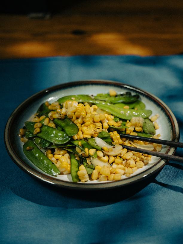 Zuckerschoten mit Babymais: Sissi Chen kocht, fotografiert am 16.7.2024 - fertiges Stir Fry aus Zuckerschoten und Mais