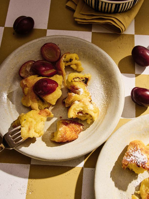 Kaiserschmarrn mit Röster: Butterpflaumen im Teigbett